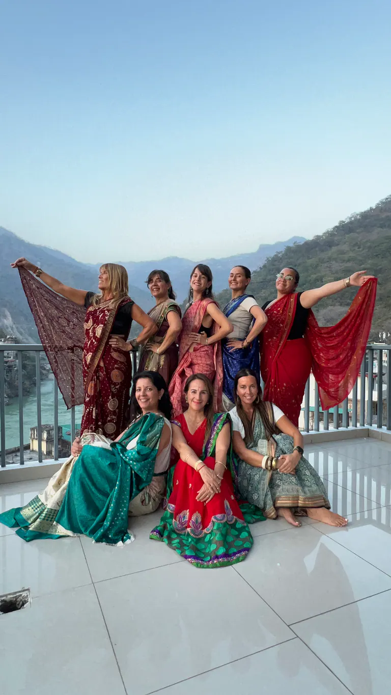 Comunidad de Inspira Yoga reunida junto al río y las montañas del norte de India