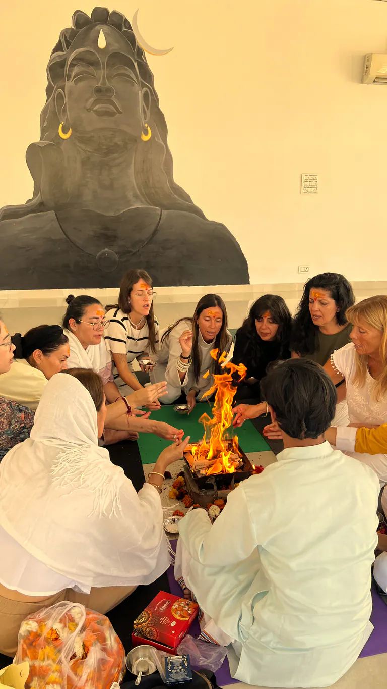 Integrantes de Inspira Yoga compartiendo una ceremonia tradicional en India del Norte