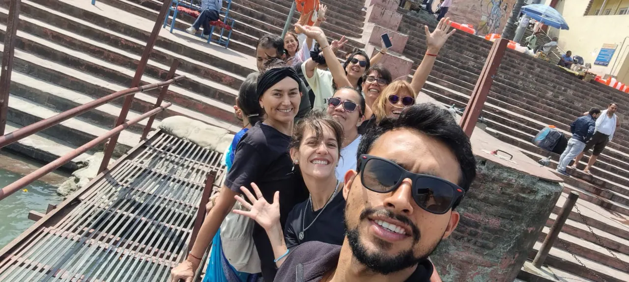 Grupo de Inspira Yoga reunido durante una salida en India del Norte