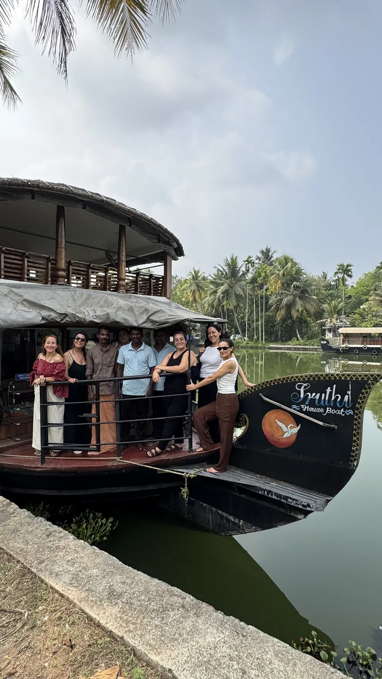 Grupo de Inspira Yoga durante una navegación por los paisajes de Kerala, en India del Sur