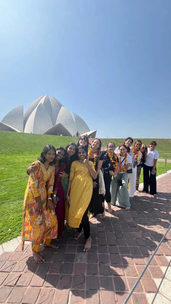 Grupo de la comunidad Inspira durante una visita al Templo del Loto, en India del Norte