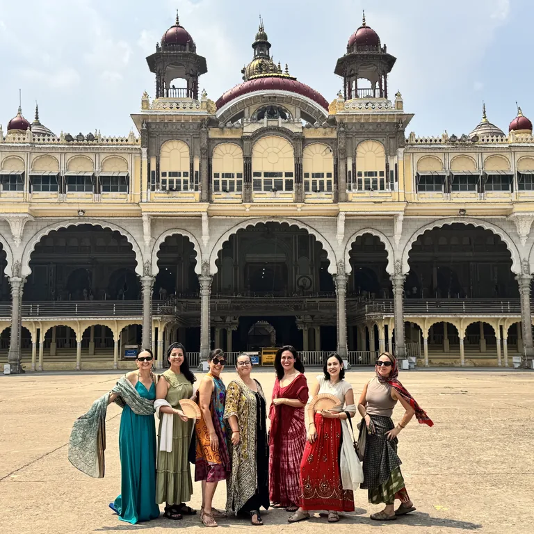 Grupo de Inspira Yoga frente al Palacio de Mysore durante una experiencia en India del Sur