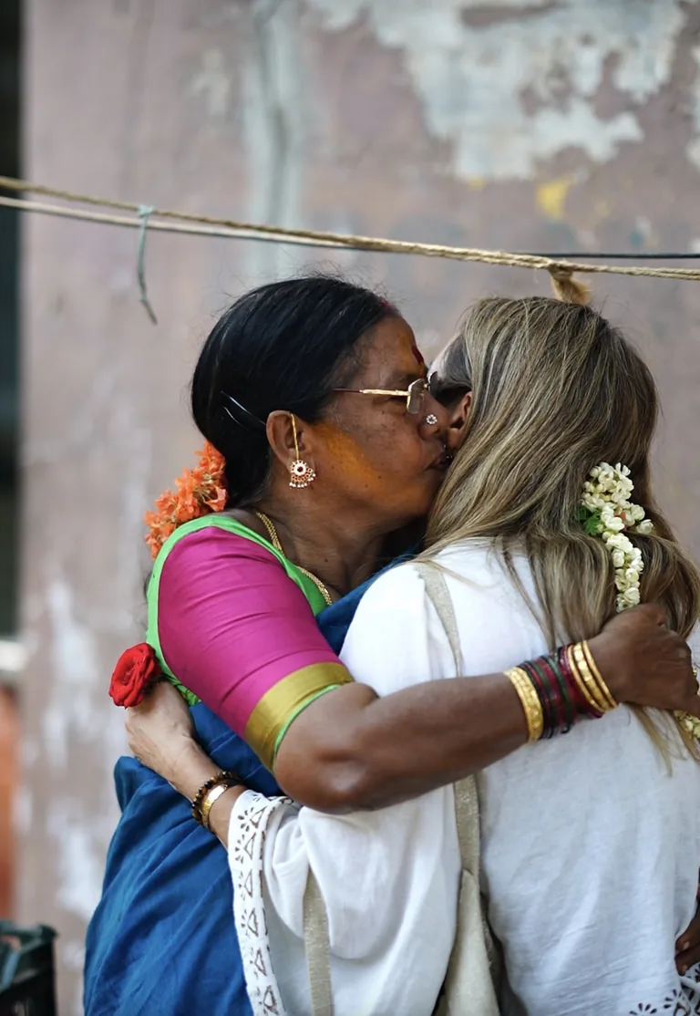 Abrazo compartido durante un encuentro cultural en India del Sur